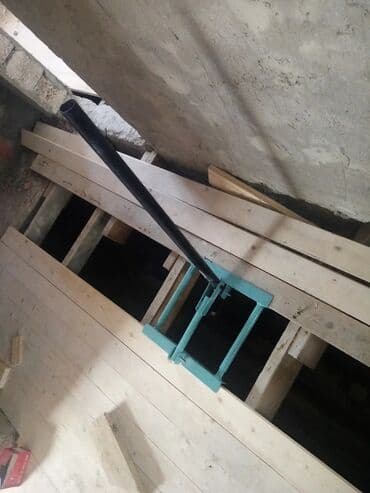 Bu alət döşəmə taxtalarını sıxmaq üçün istifadə olunur. Metal