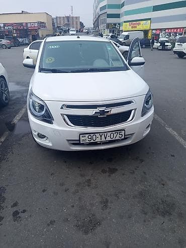 решоткалар: Chevrolet Cobalt – ağ rəngdə sedan Xüsusiyyətlər: - Ön tərəf: xrom ön — 2