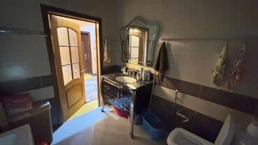 элитные 3 комнатные квартиры: Geniş və zövqlü interyerə malik mənzil. - Böyük qonaq otağı: tavan — 3