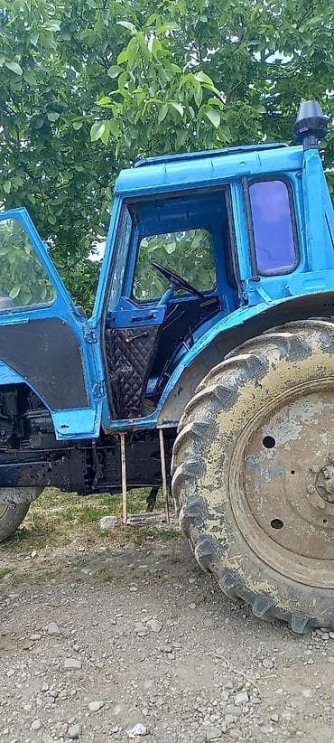 Mavi rəngli MTZ tipli təkərli traktor - Tam kabinalı quruluş, geniş — 3