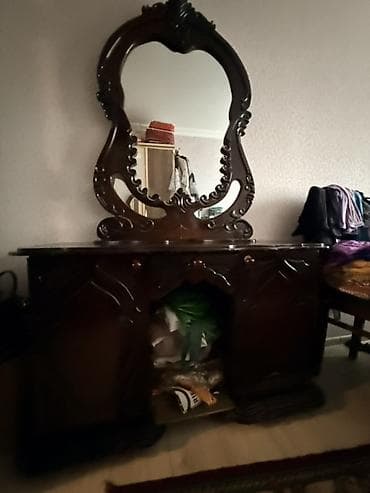 acar dəsti: Klassik üslubda taxta tualet masası və güzgü komplekti. - Material — 2