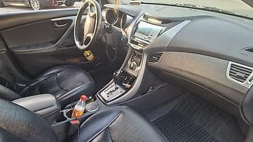 disk qabi: Hyundai Elantra sedan – ağ rəng, 4 qapı, AZ dövlət nömrə nişanı ilə — 6
