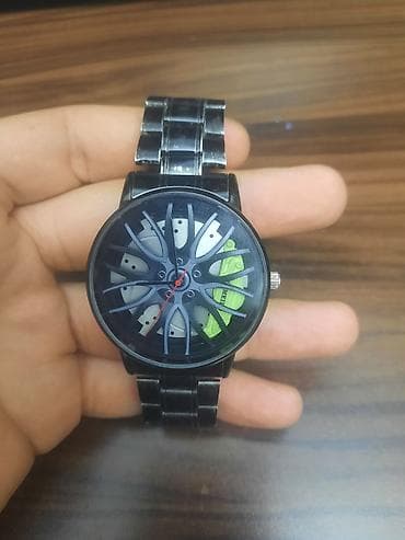 Avtomobil təkəri dizaynlı qol saatı Bezi yerlerinde cuzi rengi gedib