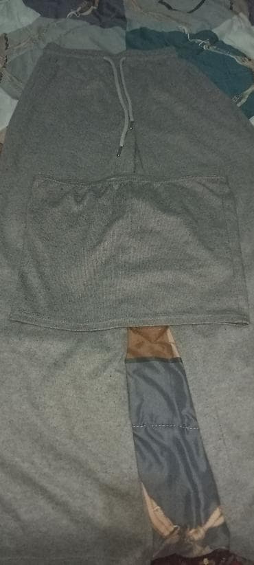 desd paltarlar: Məhsul: Boz rəngli ev geyimi dəsti (svitşot + şalvar) Təsvir: - Rəng — 3