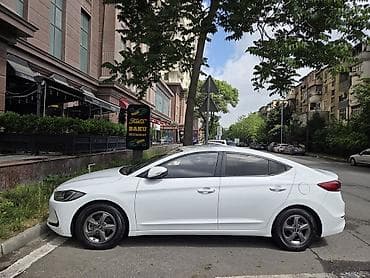 lider disk: Hyundai Elantra sedan – ağ rəng, Azərbaycan nömrə nişanı. Şəhər və — 2