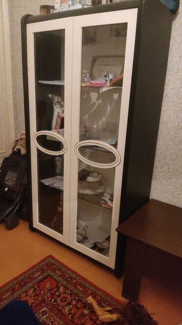 Şüşəli dolab vitrini