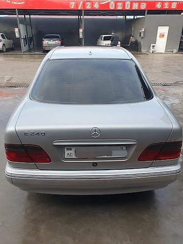 Mercedes-Benz E 240: 2.4 l | 2001 il Sedan — 2