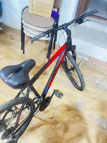 velosiped kameri: Dağ velosipedi – 26” təkər, yüngül alüminium gövdə, amortizatorlu ön — 7
