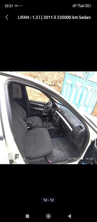 radio anten: Ağ rəngli 4 qapılı sedan avtomobil. Xüsusiyyətlər: - Ban növü: Sedan — 5