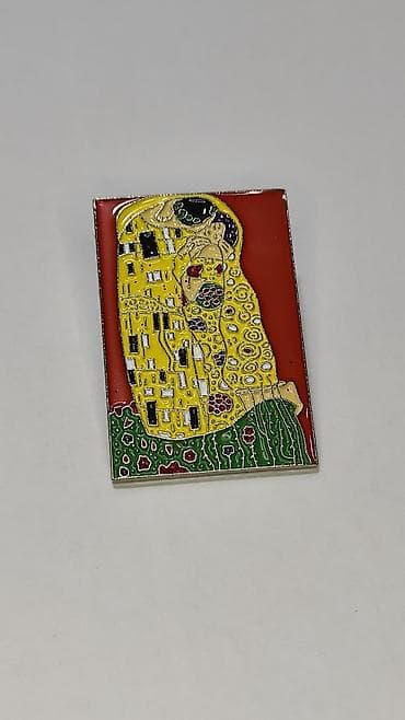 Çantalar: Emaye nişan – “Öpüş” mövzulu - Dizayn: Rəngli emaye ilə işlənmiş — 1