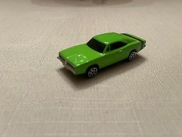 Yaşıl rəngli metal oyuncaq maşın modeli - Korpus: parlaq yaşıl rəngli