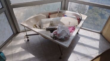 hamam baki: Künc vannası – 15 azn normal islekdir. akril materialdan, üçbucaq/künc — 3