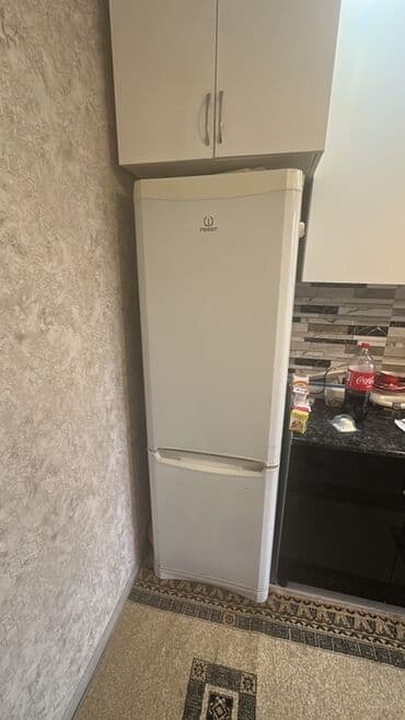 холодильники бу купить: 2 qapılı Indesit Soyuducu Satılır, rəng - Ağ — 1