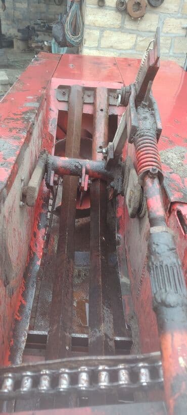 Traktor qoşqularının ehtiyyat hissələri: Kənd təsərrüfatı üçün saman/ot presləyən pres-podborşik (kvadrat balya — 2