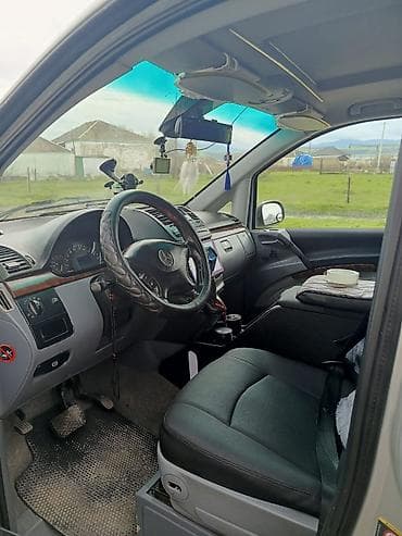 musiqili sükan: Mercedes-Benz Viano, gümüşü rəng, miniven. Mühərrik və yürüş: - Dizel — 4
