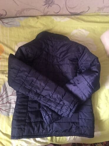 Bu qadın steppli kurtka soyuq havada rahatlıq və istilik təmin etmək