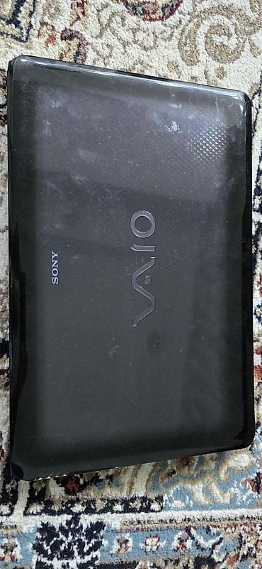 Sony VAIO noutbuk - Marka/model: Sony VAIO (qara korpus, loqo üst