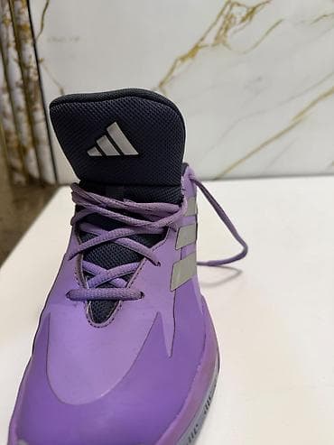 bas: Bənövşəyi rəngdə Adidas basketbol ayaqqabısı. Model yüksək boğaz — 4