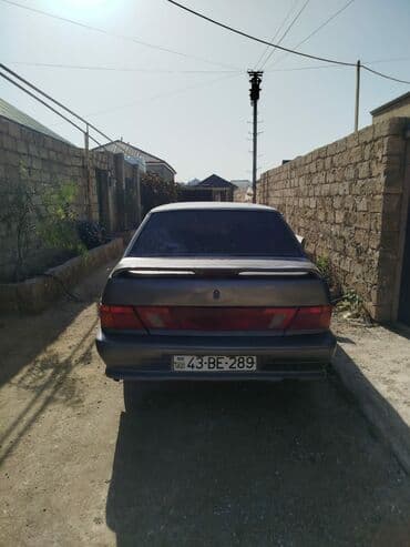 lada qapi: Tünd boz rəngli sedan tipli avtomobil. Arxa tərəfində spoyler — 6