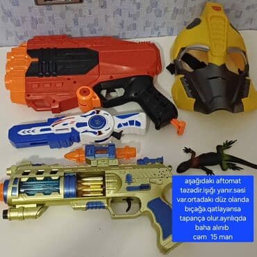 Bu dəstdə işıq və səs effektləri olan müxtəlif oyuncaq silahlar