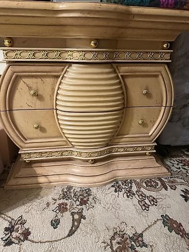 ucuz mebiler: Qiymət- 2000 manat 
İtaliya mebelidir 20000 manata alınmışdır — 4