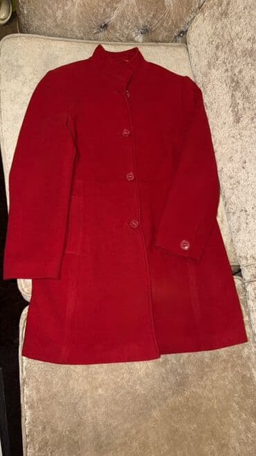 Plaşlar: Qırmızı qadın palto - Klassik düz kəsim, dizə qədər uzunluq - — 2