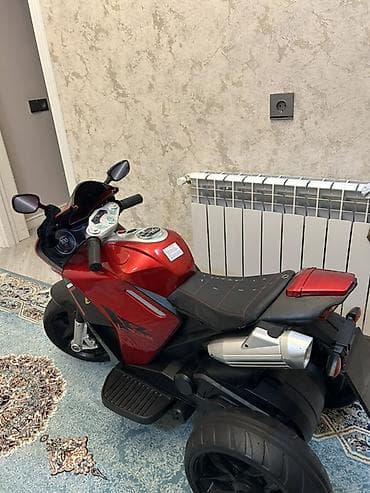 Uşaq üçün elektrikli üçtəkərli motosiklet - Rəng: metalik qırmızı