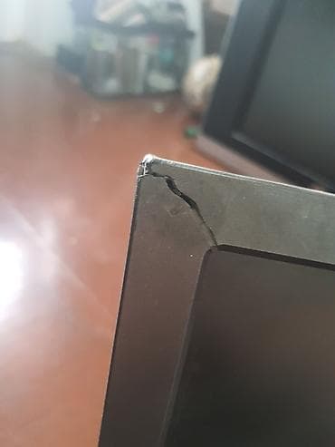 manitor komputer: Monitor 19 düym Ekranda iki bar var. Monitor işləyir və video müşahidə — 3