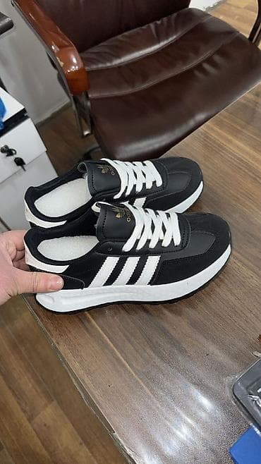 Qara-ağ idman krossovkası - Rəng: qara üstlük, ağ detallarla -