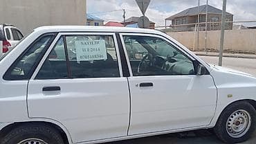 kibrit qutusu: Ağ rəngli sedan, 4 qapı, kompakt kuzov. Ön hissədə xrom naxışlı — 4