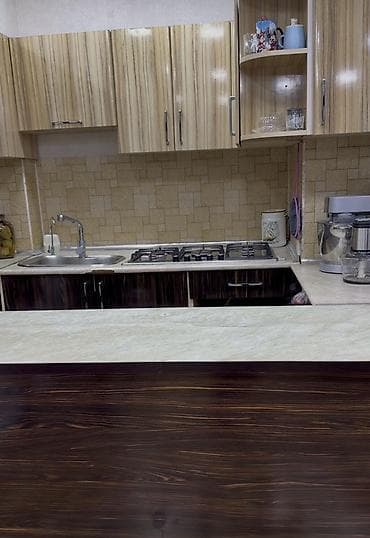 Mətbəx mebeli dəsti – künc yerləşimli, mərmər görünümlü iş masası və