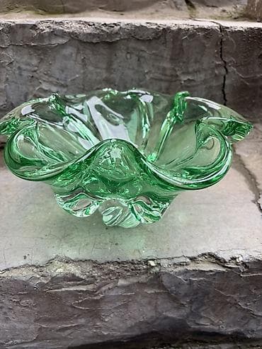 Yaşıl büzməli dekorativ şüşə qab - Material: qalın, şəffaf yaşıl şüşə