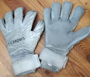 Məhsul: 4keepers qapıçı əlcəkləri. Kochalskinin Frentvaroşla oyinda