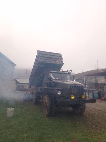 Ural 6x6 dağ-daş üçün ağır yük daşıyan dump maşını - Nümayişdə olan — 3