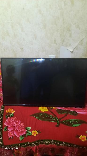 NAKASUMI LED televizor - Ekran: təxminən 40–43 düym diaqonal, nazik