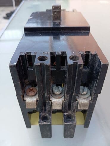 nol faza matorlar: Avtomatik açarın AE 2056 M-1 00-00 V3 A modelidir. 660 V-da işləyir — 3