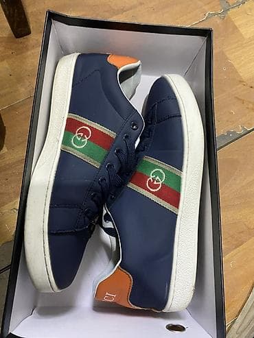 Salam ayaqabı satılır razmel 40 41 ayaxı sıxmaq zad yoxdu cox rahatdı