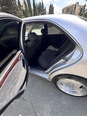 ford tranzit 2000: Mercedes-Benz E 240: 2.4 l | 2000 il Sedan — 2