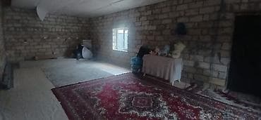 Satılır: yaşayış evi - Tikinti: daş divarlar, taxta döşəmə, tavan