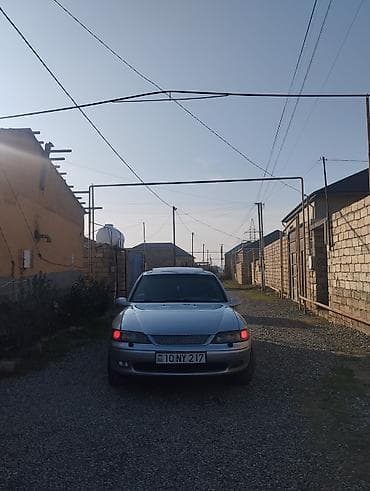 Motonəqliyyat: Opel Vectra: 1.8 l | 1997 il 400000 km Sedan — 1