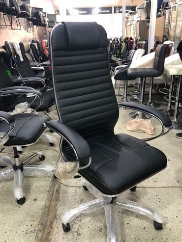 офисные кресла: Новый, С колесиками, Рукояти не регулируются, Кожа — 1