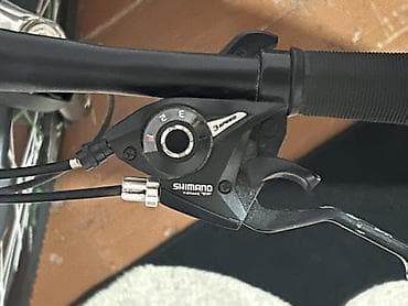 Şəhər velosipedləri: Dağ/enduro tipli velosiped – Adidas dizaynlı, qara-yaşıl rəng sxemi — 2