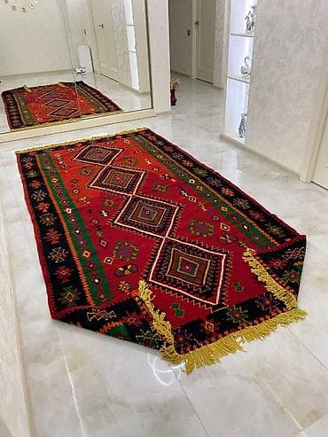 Qırmızı Əsaslı Əl Toxuması Kilim Dizaynlı Xalça. Şamaxıda
