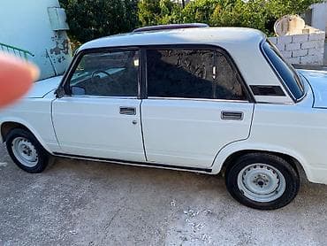 Nəqliyyat: LADA 2107, ağ sedan Texniki xüsusiyyətlər: - Kuzov: 4 qapılı sedan — 8