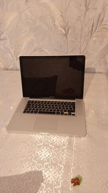 klaviatura: Apple MacBook Pro noutbuku Xüsusiyyətlər: - Alüminium unibody korpus — 7