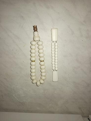 Ağ rəngli iki ədəd təsbeh dəsti - Sol tərəfdə: iri, yumru formalı