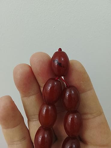 mirvari reng: Qədimi Ələ yatqın zoğalı rəngdə kəhrəba təsbehdir — 2