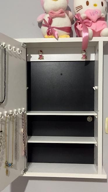 Ağ rəngli divar tipli güzgülü zərgərlik şkafı - Ön qapaqda tam ölçülü — 2