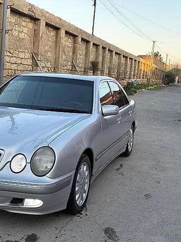mercedes 200: Mercedes-Benz E-Class: 2.2 l | 1999 il Sedan — 5