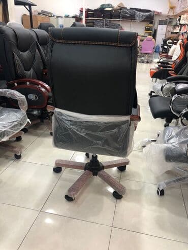 офисные кресла: Новый, С колесиками, Рукояти не регулируются, Кожа — 4